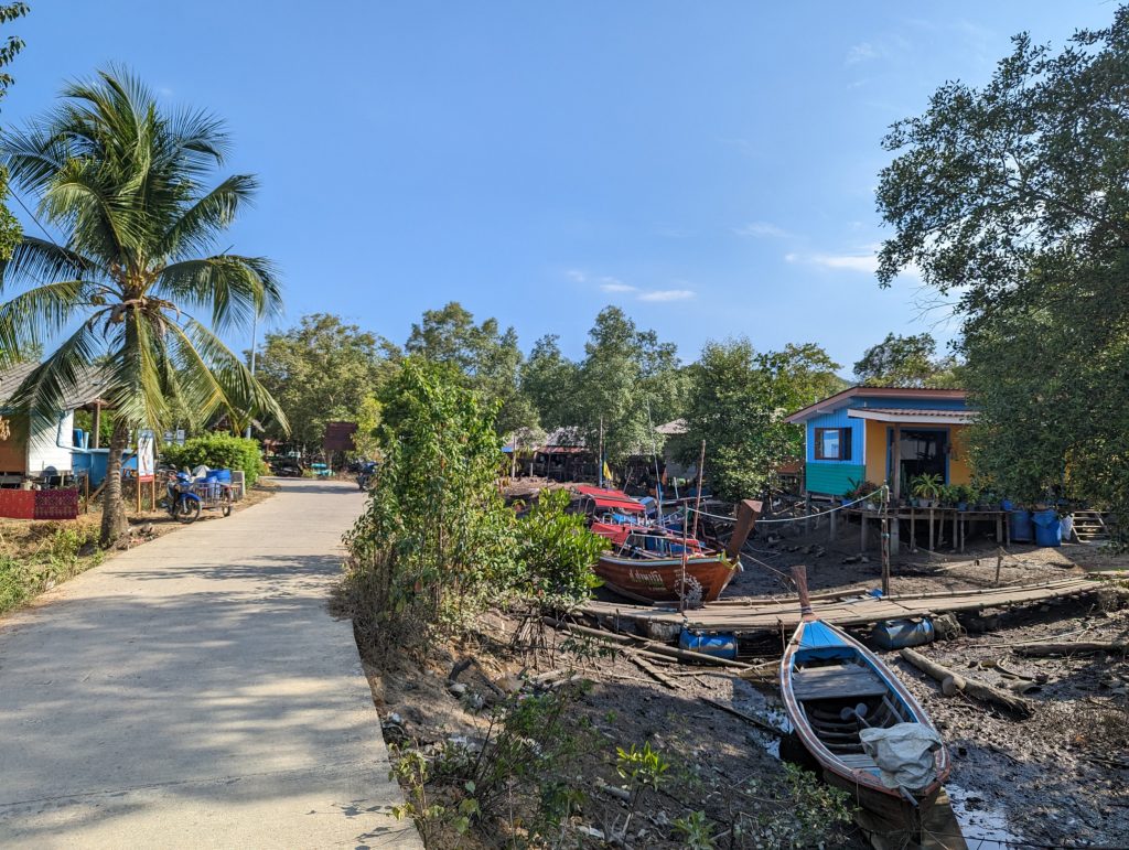 Door het lokale dorp op Koh Mook wandelen - Thailand