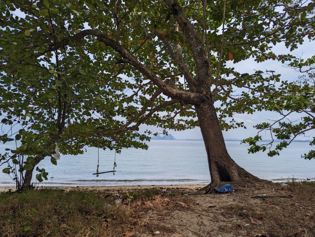 Wandelen naar Ao Lo Dung Beach - Koh Mook