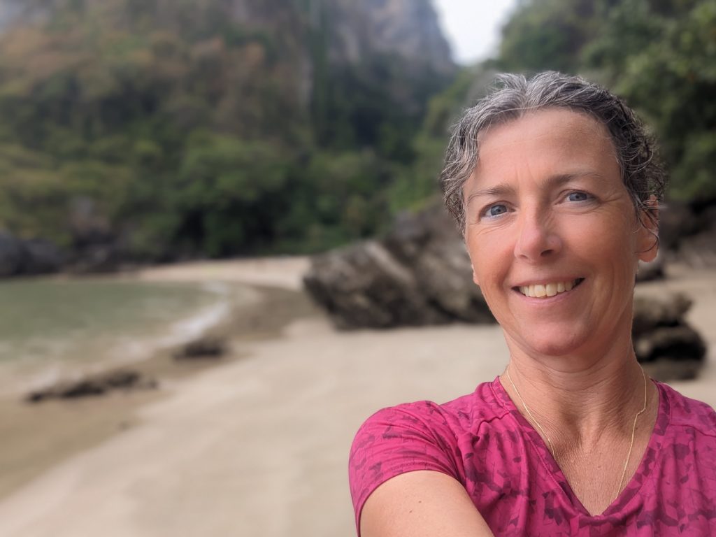 Stukje wandelen op Sabai Beach, Koh Mook, Thailand