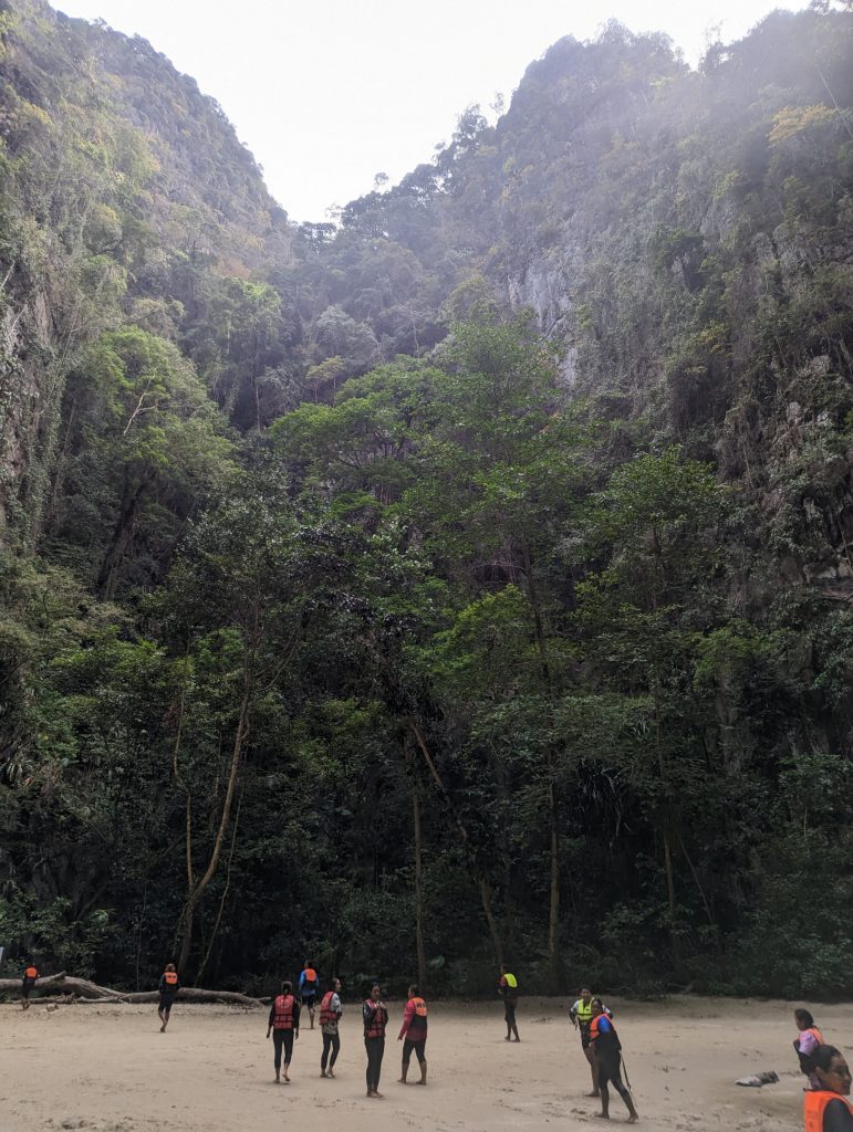 Binnen in de Emerald Cave, Secret Lagoon, Koh Mook, Thailand
