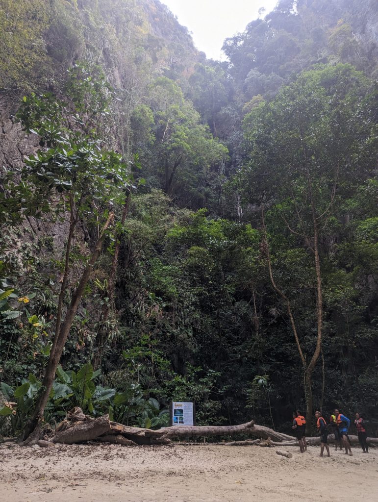 Binnen in de Emerald Cave, Secret Lagoon, Koh Mook, Thailand