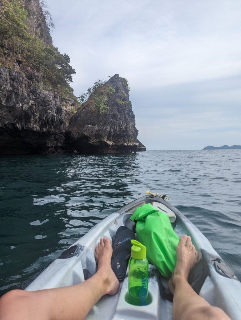 Kayakken nabij Koh Mook, Thailand