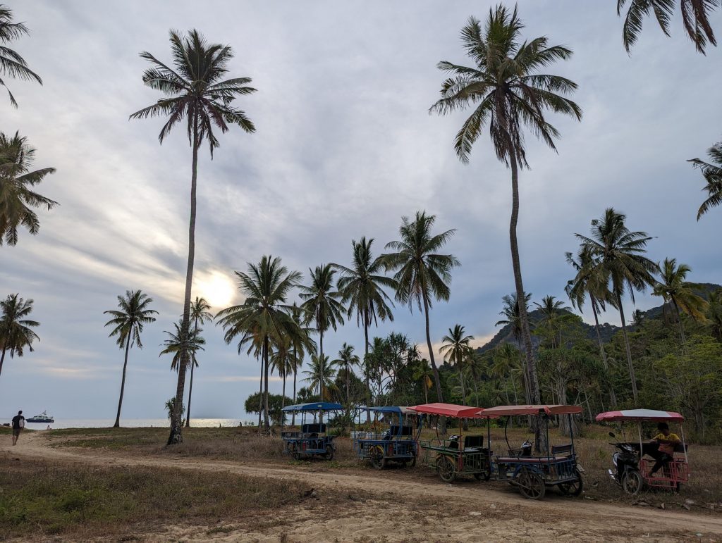 Alle tuktuks die je terugrijden naar je hotel op Koh Mook - Charlie Beach
