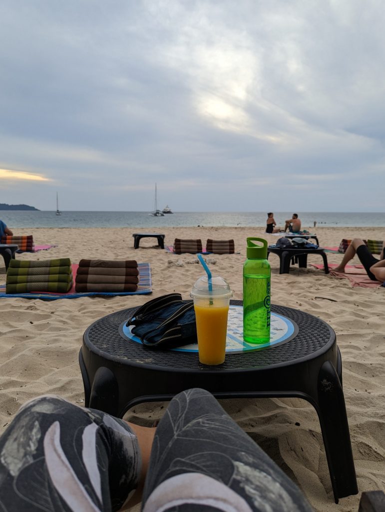 Wachten op de zonsondergang op Charlie Beach - Koh Mook, Thailand Wachten op de zonsondergang op Charlie Beach - Koh Mook, Thailand