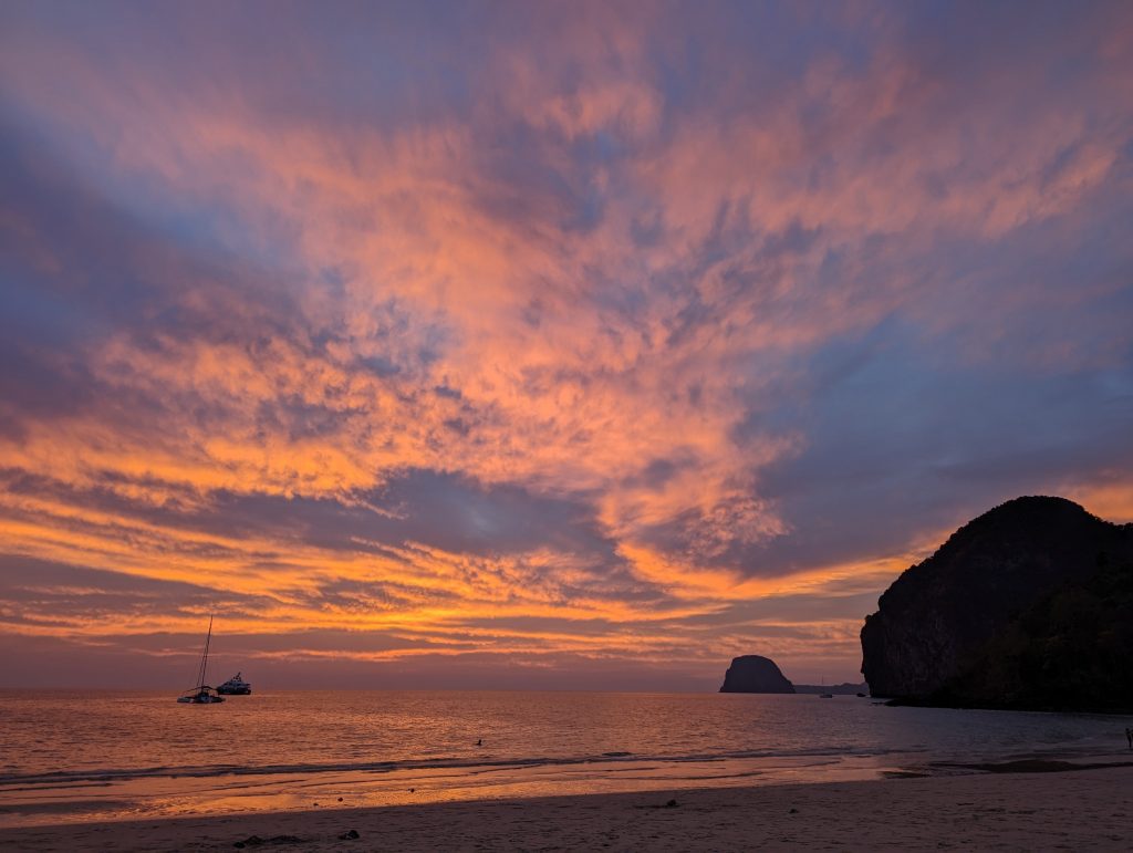 De mooiste zonsondergang op Charlie Beach - Koh Mook, Thailand De mooiste zonsondergang op Charlie Beach - Koh Mook, Thailand