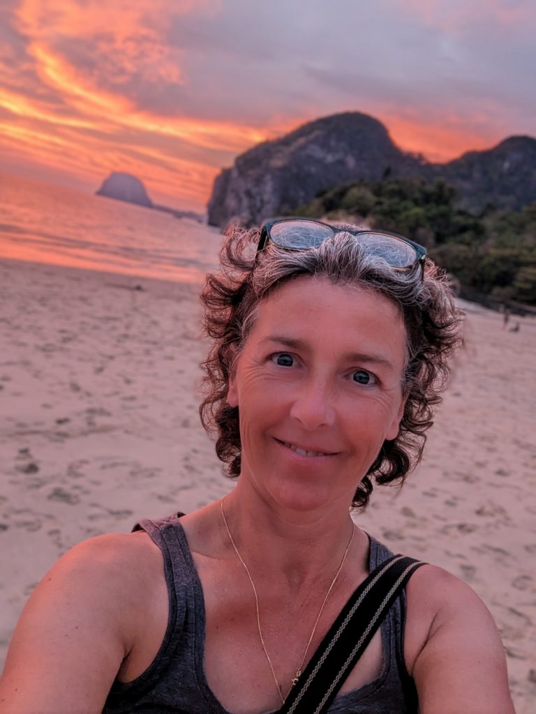 De mooiste zonsondergang op Charlie Beach - Koh Mook, Thailand De mooiste zonsondergang op Charlie Beach - Koh Mook, Thailand