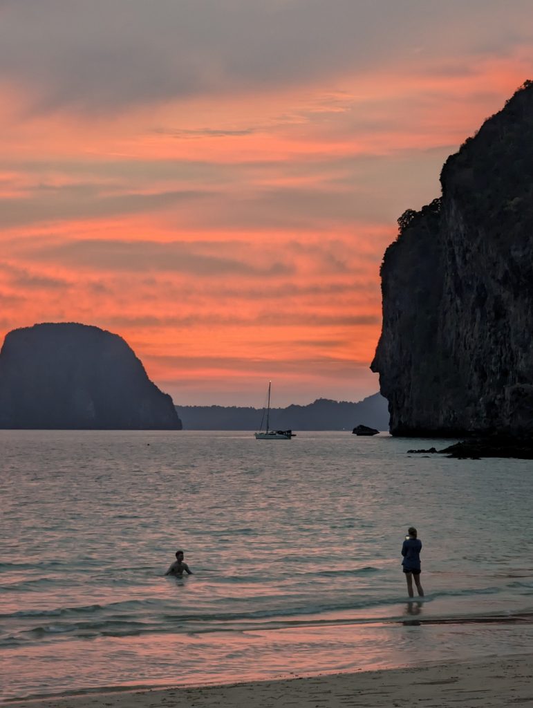 De mooiste zonsondergang op Charlie Beach - Koh Mook, Thailand De mooiste zonsondergang op Charlie Beach - Koh Mook, Thailand
