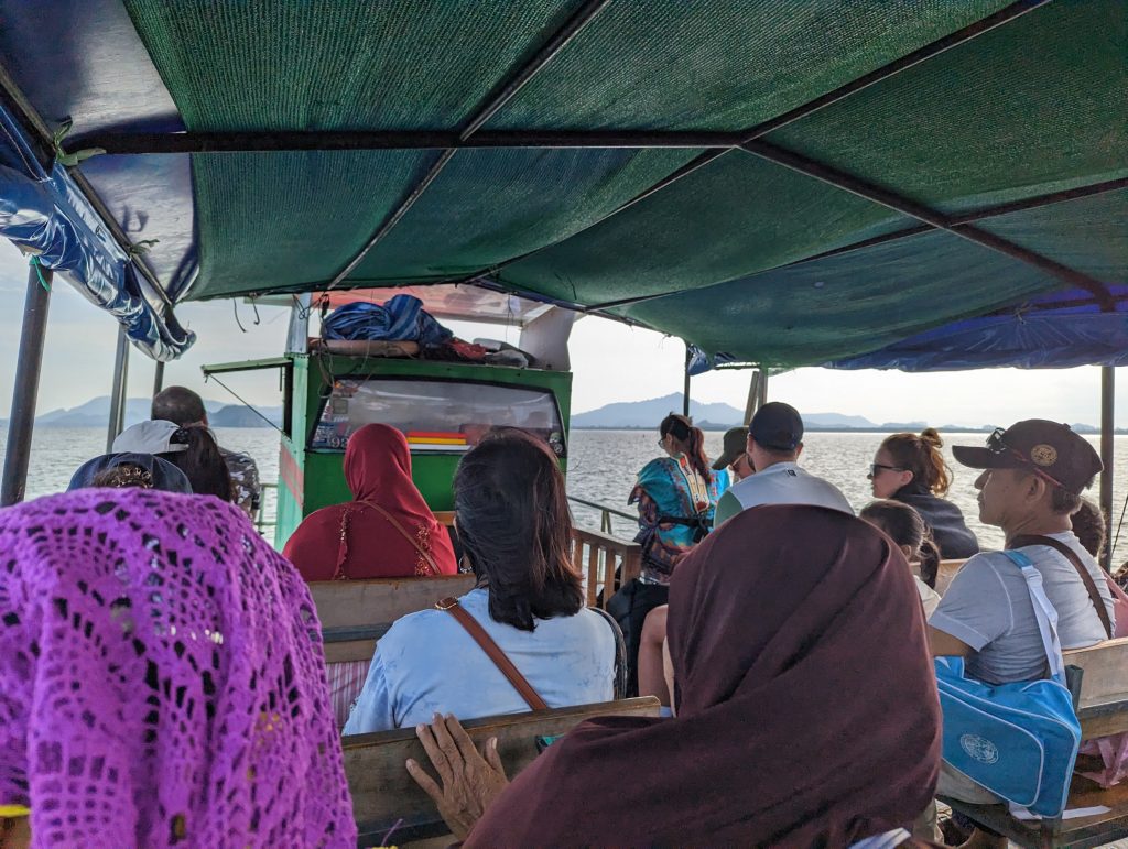 Met de boot van Koh Mook terug naar het vasteland, Thailand Met de boot van Koh Mook terug naar het vasteland, Thailand