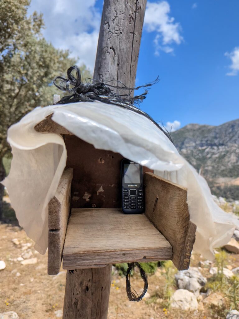 De moderne telefooncel op het platteland van Turkije - De Lycian Way etappe 2 en 3 - Zinvol Reizen De moderne telefooncel op het platteland van Turkije - De Lycian Way etappe 2 en 3 - Zinvol Reizen