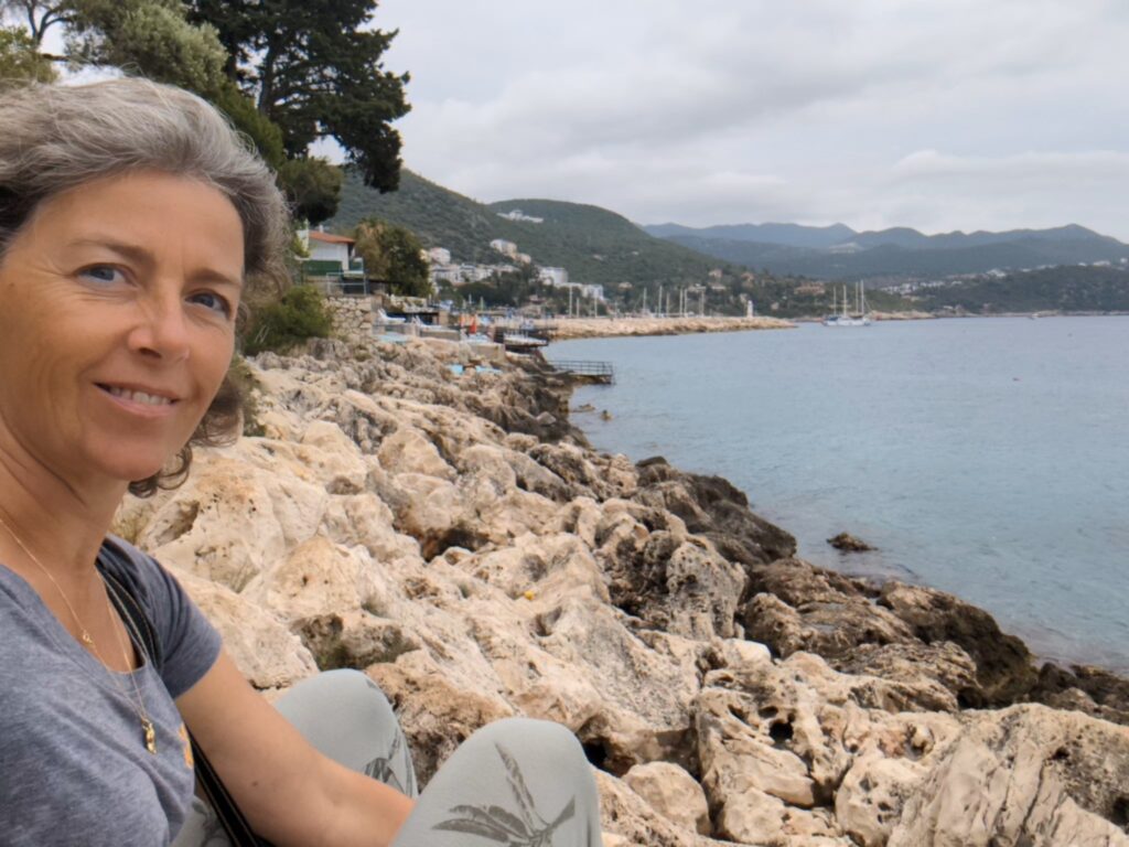 Keienstrand tijdens de wandeling Kaş - Turkije Keienstrand tijdens de wandeling Kaş - Turkije