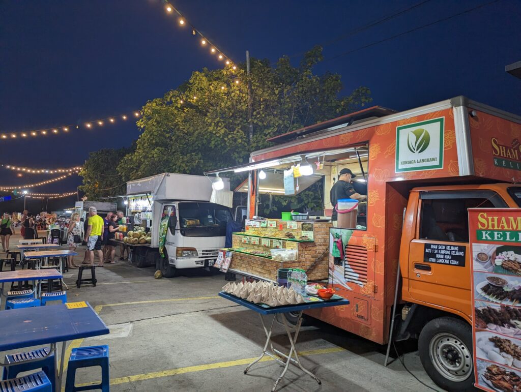 Foodtruck nabij hotel Dhania Motel Cenang Beach - Langkawi