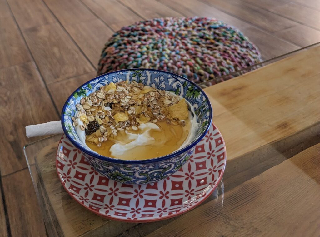 Griekse Yoghurt met griekse honing en muesli - Stay Hostel Rhodos Griekse Yoghurt met griekse honing en muesli - Stay Hostel Rhodos