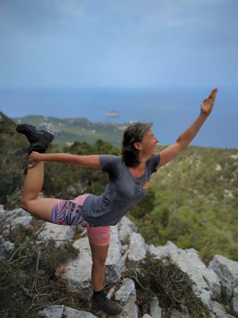 Yogapose op de berg Akramitis - Rhodos - Griekenland Yogapose op de berg Akramitis - Rhodos - Griekenland