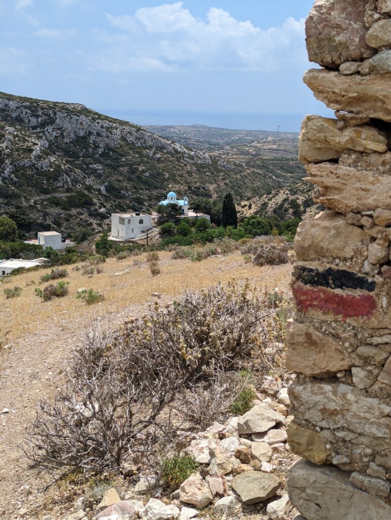 De wandelpaden op Karpathos zijn met zwart/rode vlaggetjes en borden aangegeven