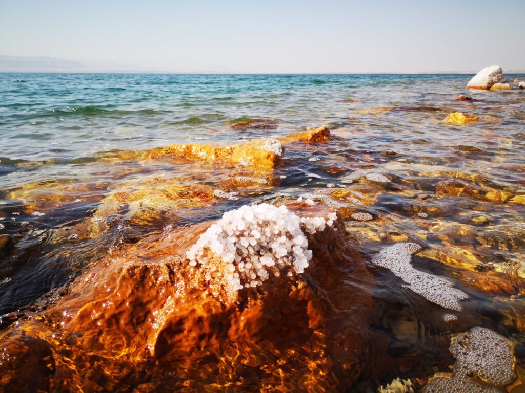 Opgedroogd zout op stenen aan de Dode Zee, Jordanie Opgedroogd zout op stenen aan de Dode Zee, Jordanie