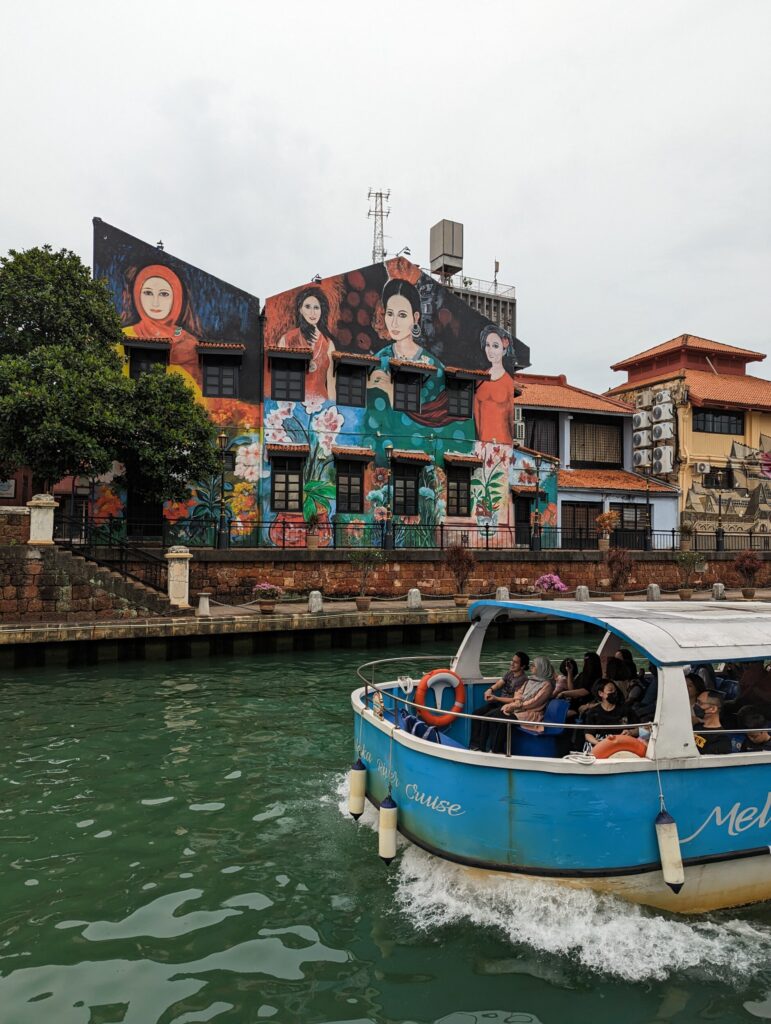 Wat te doen in Melaka - Met de boot de rivier Malacca over in Melaka - Maleisië Wat te doen in Melaka - Met de boot de rivier Malacca over in Melaka - Maleisië