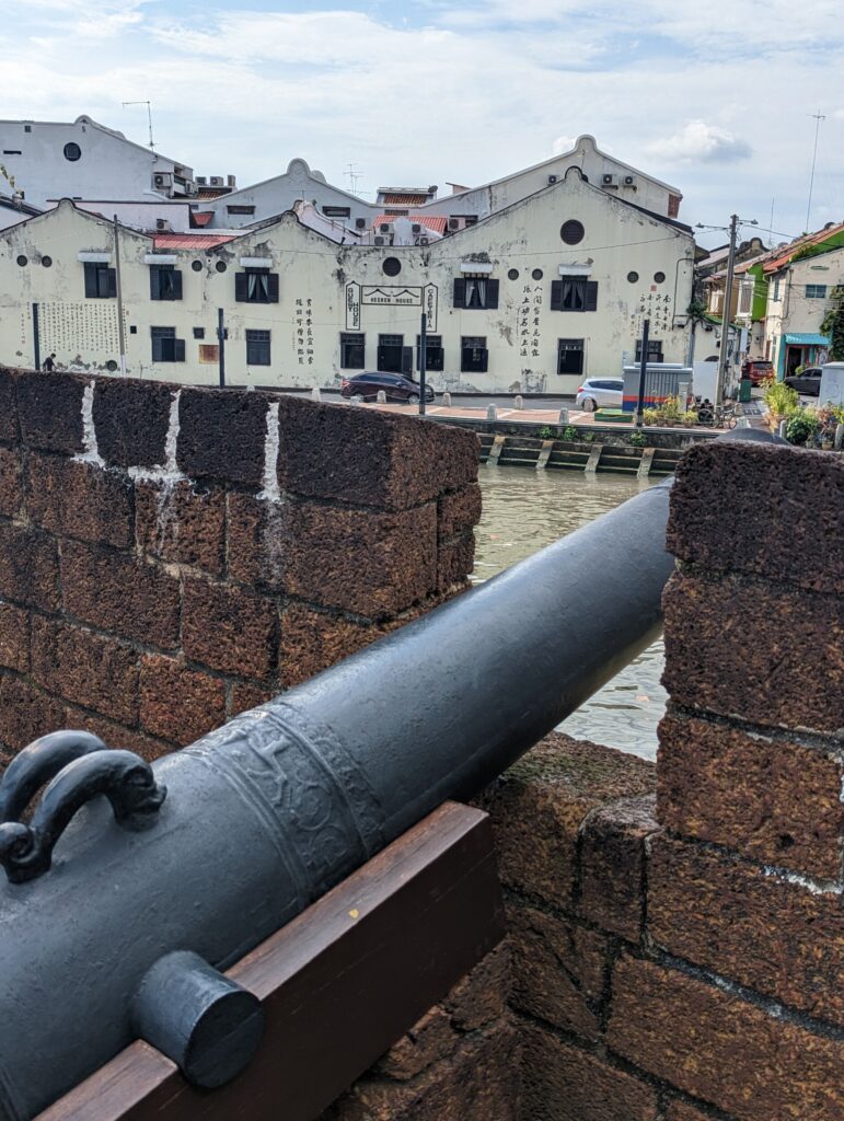 Wat te doen in Melaka - Bastion Middleburg met zicht op Heerenhouse in Melaka - Maleisië