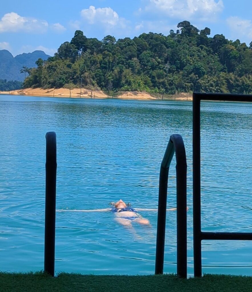 Zwemmen in Cheow Lan Lake - Khao Sok NP Zwemmen in Cheow Lan Lake - Khao Sok NP