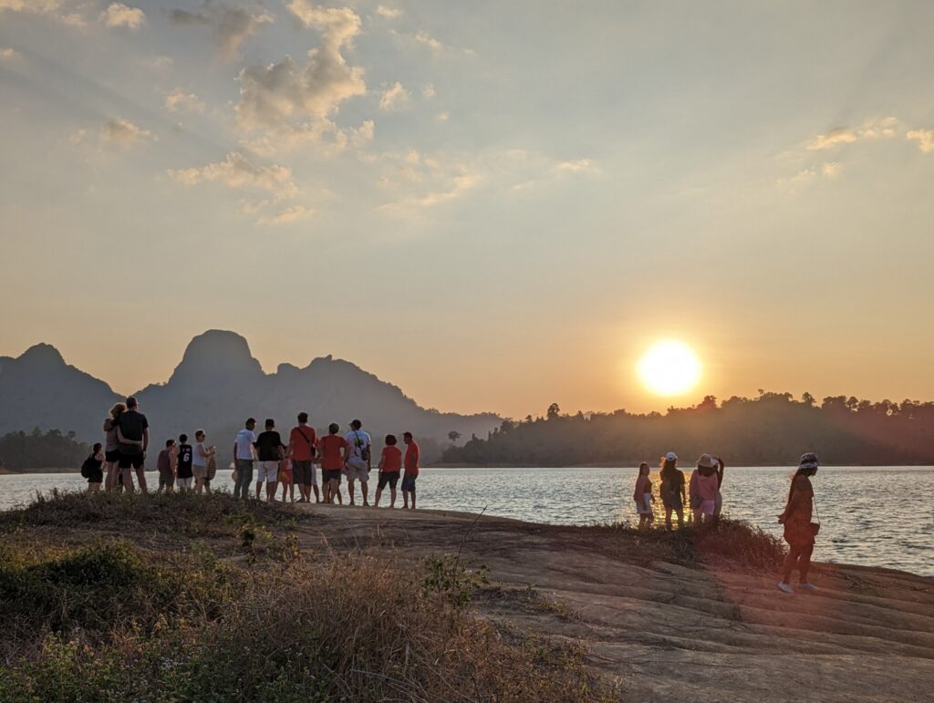 Zonsondergang Cheow Lan Meer - Khao Sok National Park