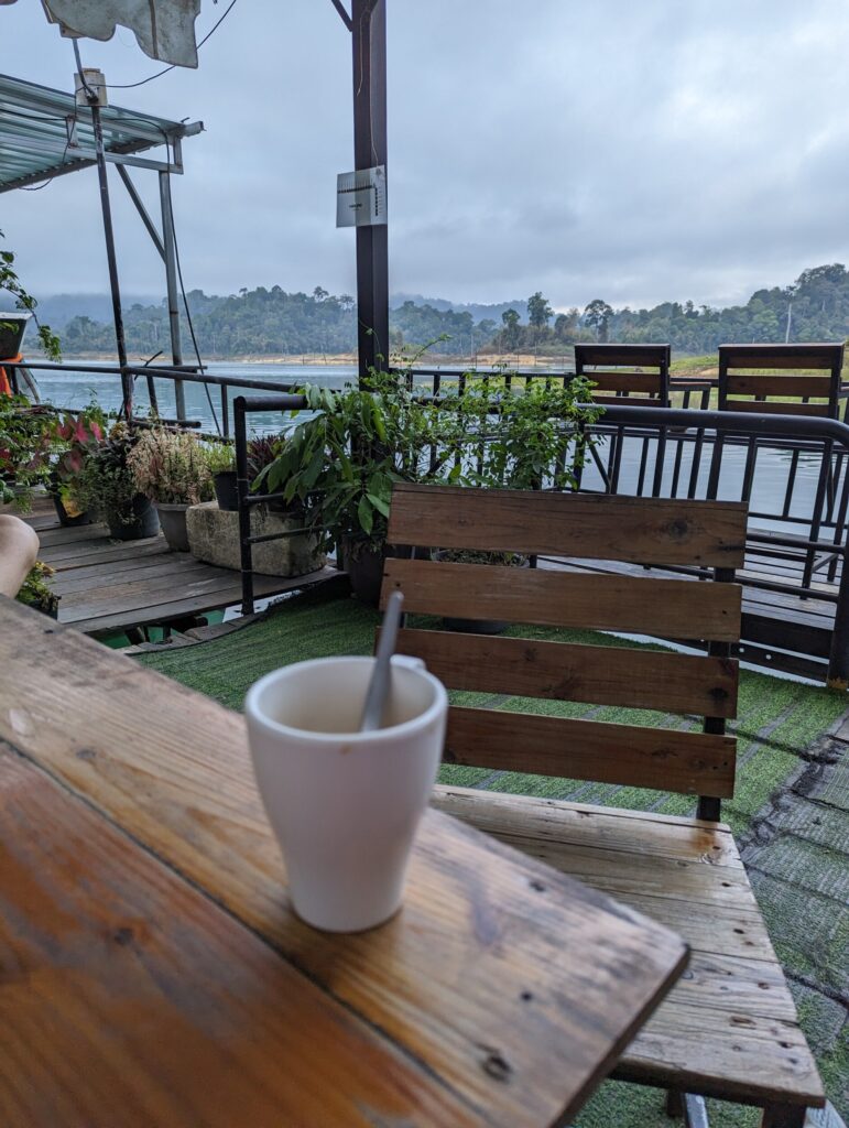 De ochtend starten met koffie is wel een must - Khao Sok NP