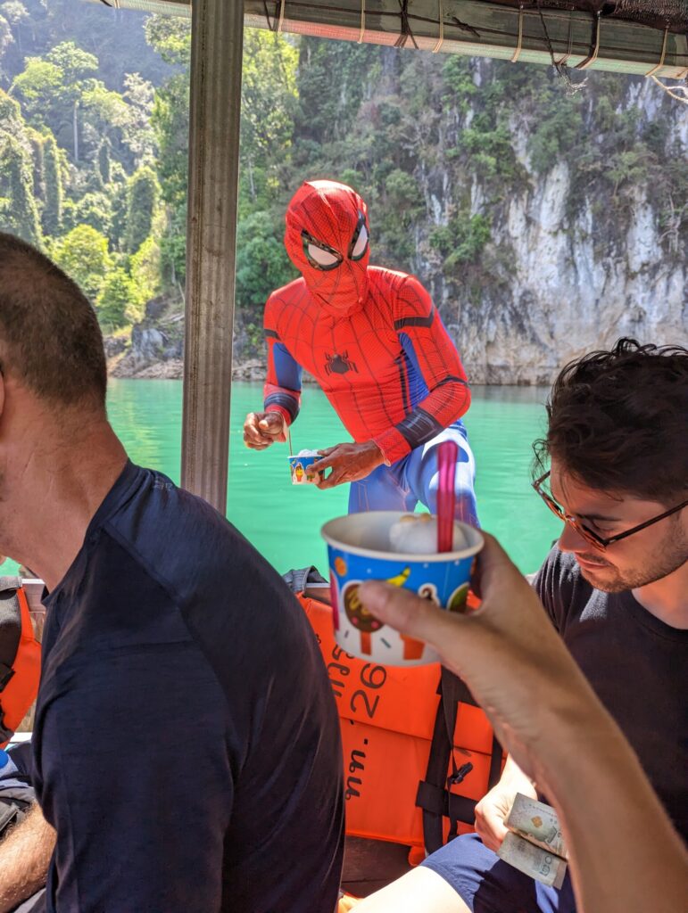 Zeker kocht ik een lekker ijsje bij Spiderman - Khao Sok NP
