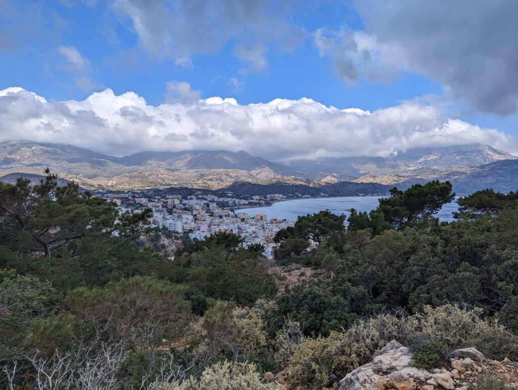 Zicht over Pigadia - Karpathos, Griekenland Zicht over Pigadia - Karpathos, Griekenland