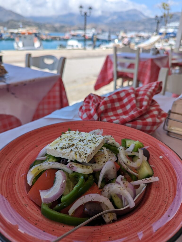 Genieten op een terras in de haven van Pigadia - Wat te doen Pigadia - Griekenland