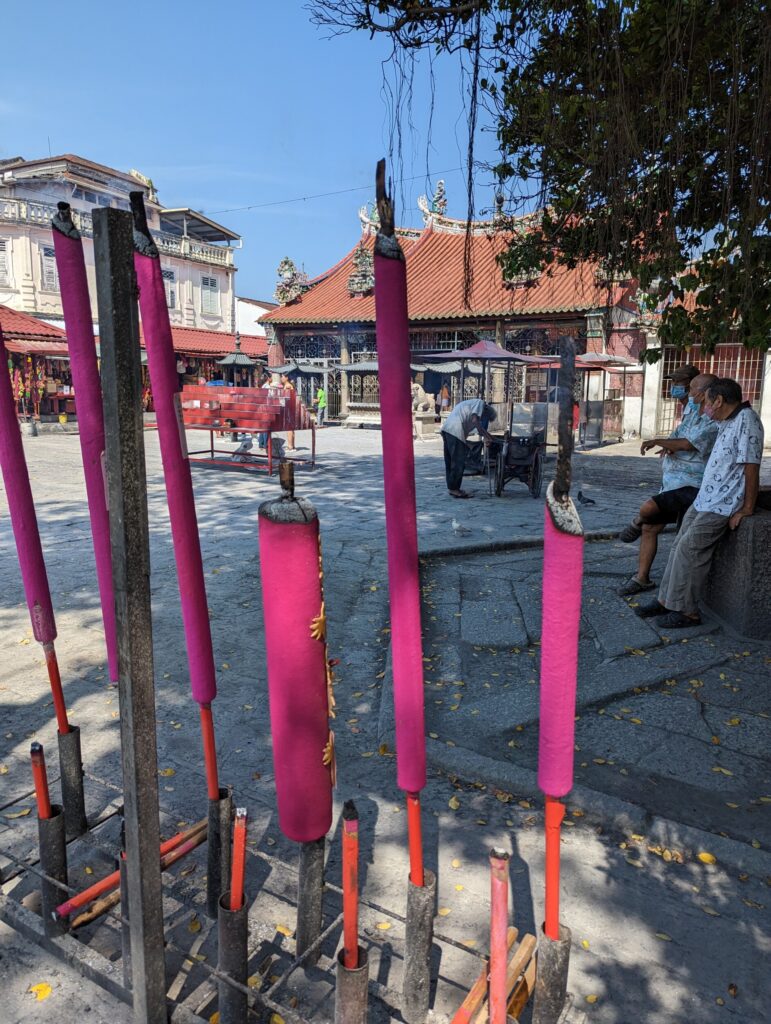 Straatbeeld in Penang - Tempels, wierook en verschillende culturen - Wat te doen in Penang - Maleisië