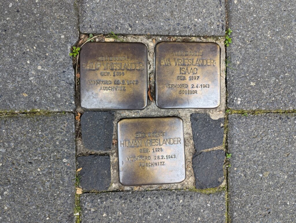 Struikelstenen ter nagedachtenis aan de Joden die hier woonden - Wat te doen in Zwolle Struikelstenen ter nagedachtenis aan de Joden die hier woonden - Wat te doen in Zwolle