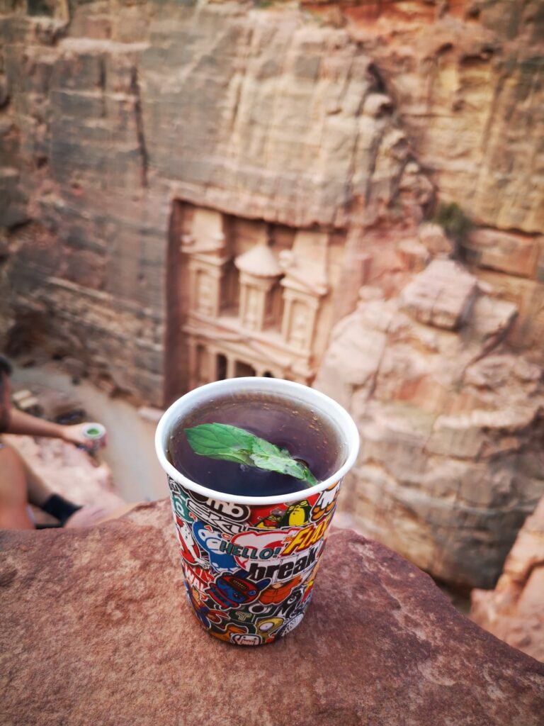 Thee met de Treasury in Petra op de achtergrond - De gevaren van alcohol op reis