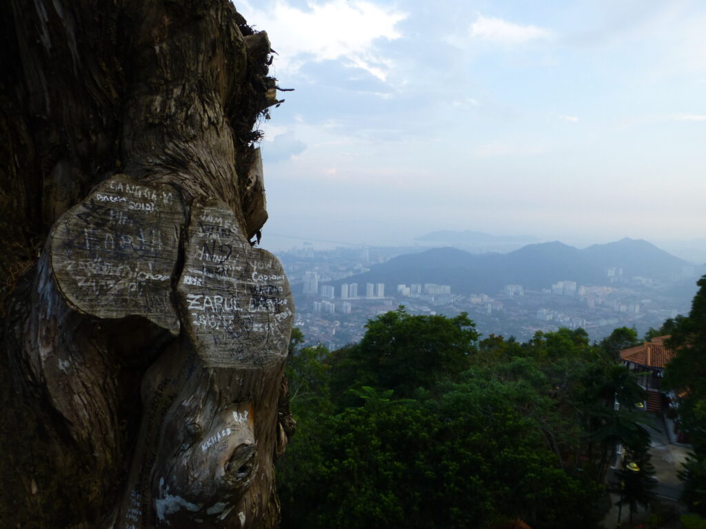 Een mistig uitzicht over de Penang vanaf Penang Hill - Wat te doen in Penang, Maleisië Een mistig uitzicht over de Penang vanaf Penang Hill - Wat te doen in Penang, Maleisië