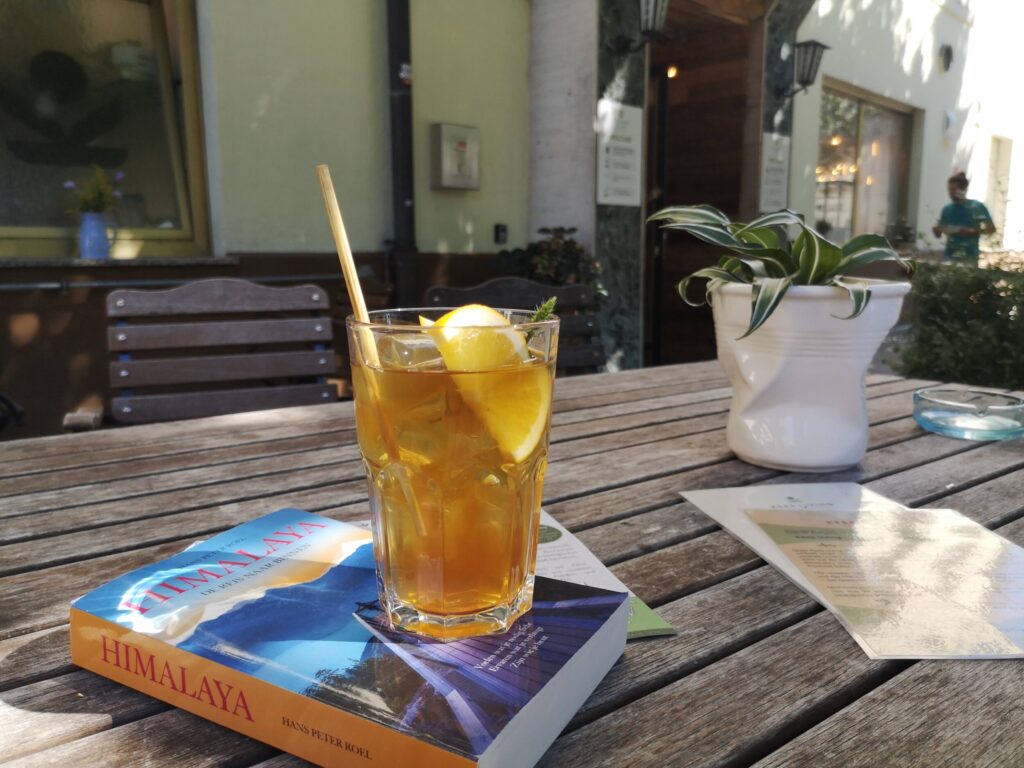 Ik word blijer van een theetje met een fijn boek - Alcohol en veilig op reis
