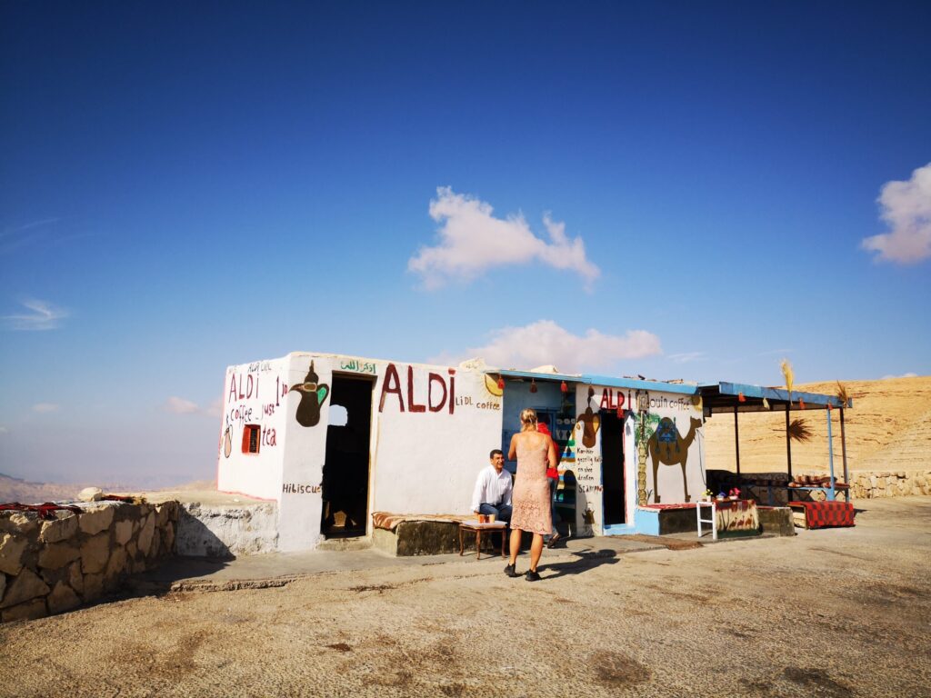 Veilig reizen en alcohol gebruik - Ik word blijer van een kopje thee op dit plekje in Jordanië Veilig reizen en alcohol gebruik - Ik word blijer van een kopje thee op dit plekje in Jordanië