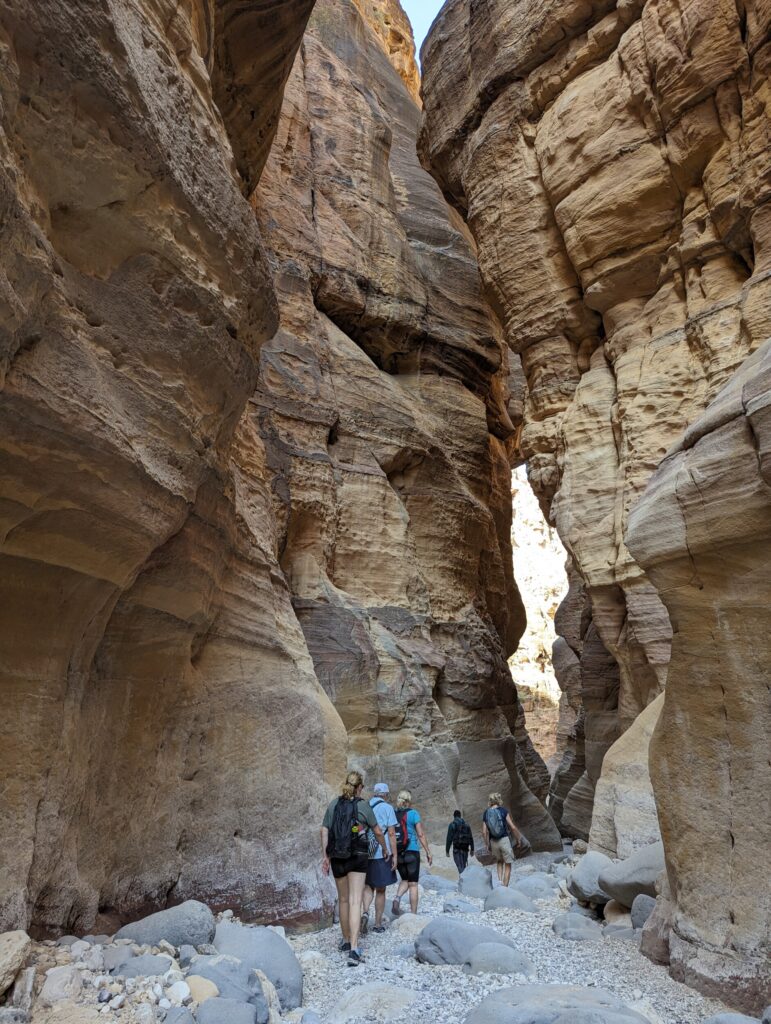Wandelen in de Wadi Ghuweir, Jordanië - De wadi die als de mooiste wadi van Jordanië bekend staat Wandelen in de Wadi Ghuweir, Jordanië - De wadi die als de mooiste wadi van Jordanië bekend staat