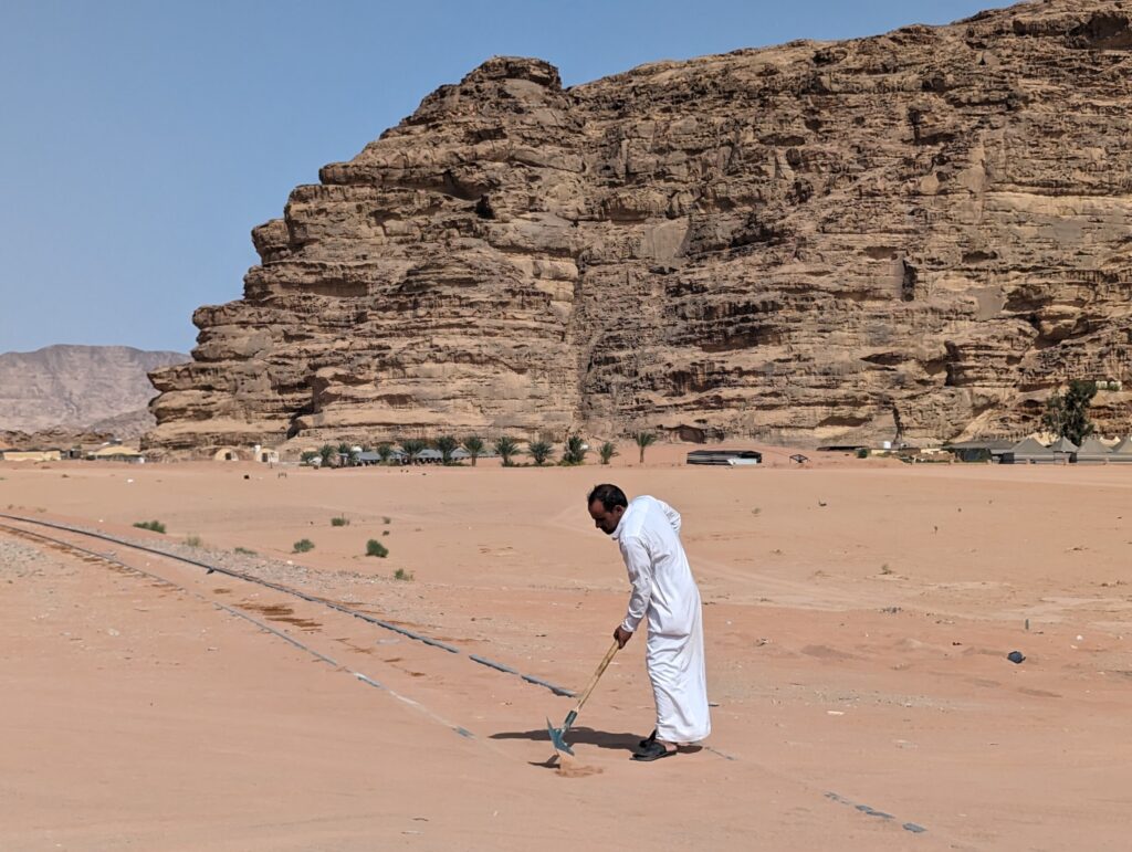 Het spoor schoonmaken voor de treinreis van 1916 door de wadi rum Het spoor schoonmaken voor de treinreis van 1916 door de wadi rum