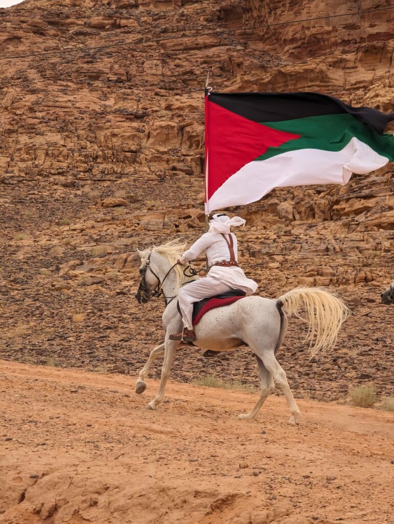 De treinreis van 1916 door de Wadi Rum - Jordanië De treinreis van 1916 door de Wadi Rum - Jordanië