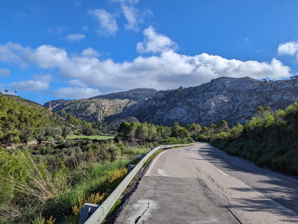 Wandelen op Mallorca - Prachtige uitzichten over dalen en bergen Wandelen op Mallorca - Prachtige uitzichten over dalen en bergen