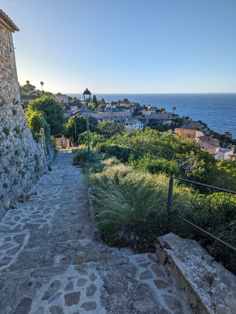 Zicht op Banyalbufar op Mallorca -Avontuurlijke wandelreis op Mallorca