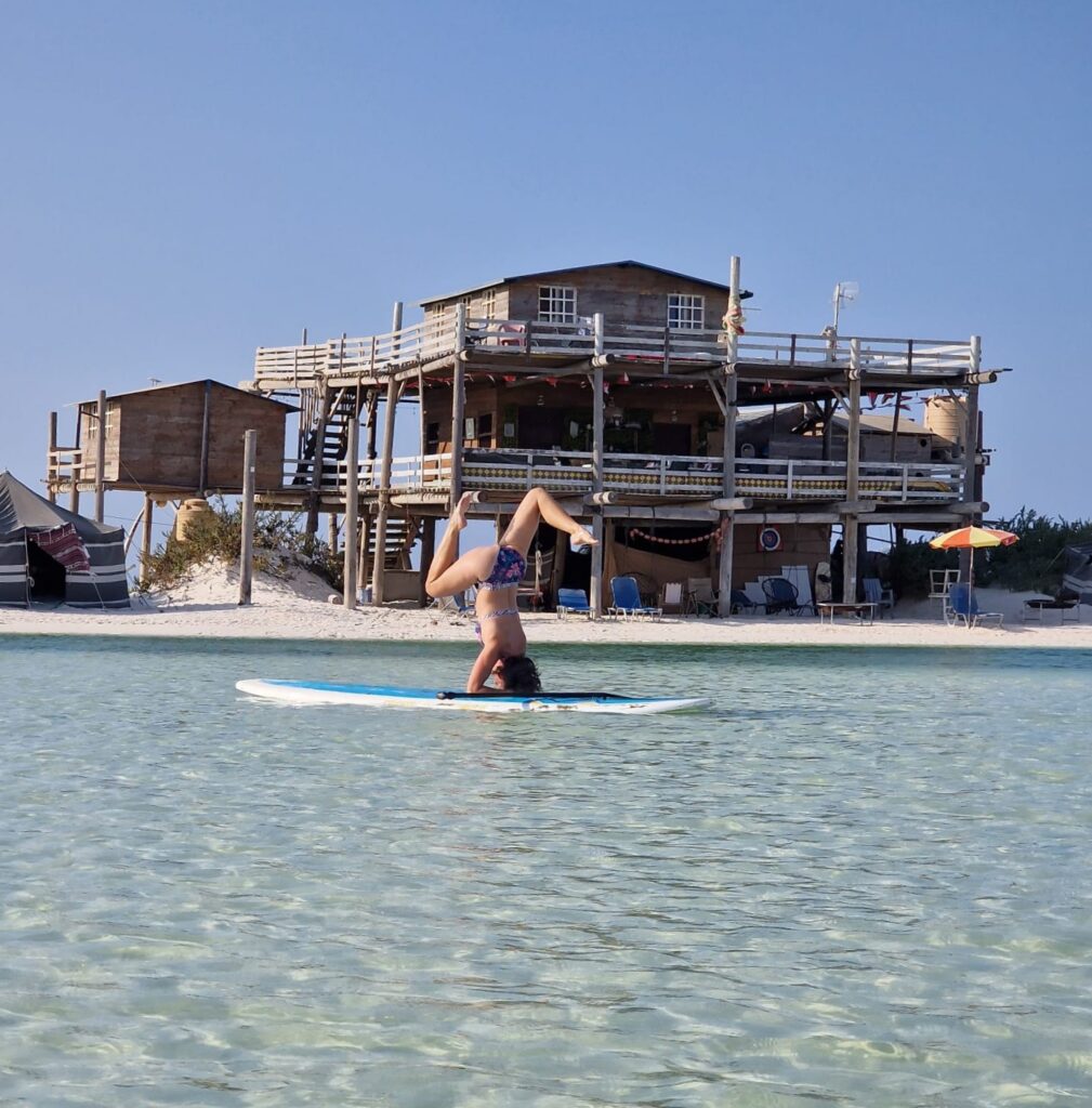 Kajakken, yoga op de sup en zwemmen in de ochtend bij Bar Alhikman - Oman