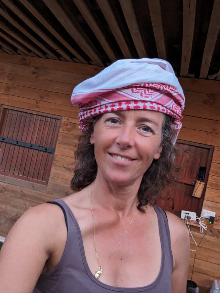 De traditionele Omani hoofddoek krijg ik om mijn hoofd gevouwen De traditionele Omani hoofddoek krijg ik om mijn hoofd gevouwen