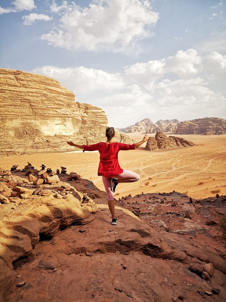Jacomijn doet een Yoga pose in de woestijn van Jordanie Jacomijn doet een Yoga pose in de woestijn van Jordanie