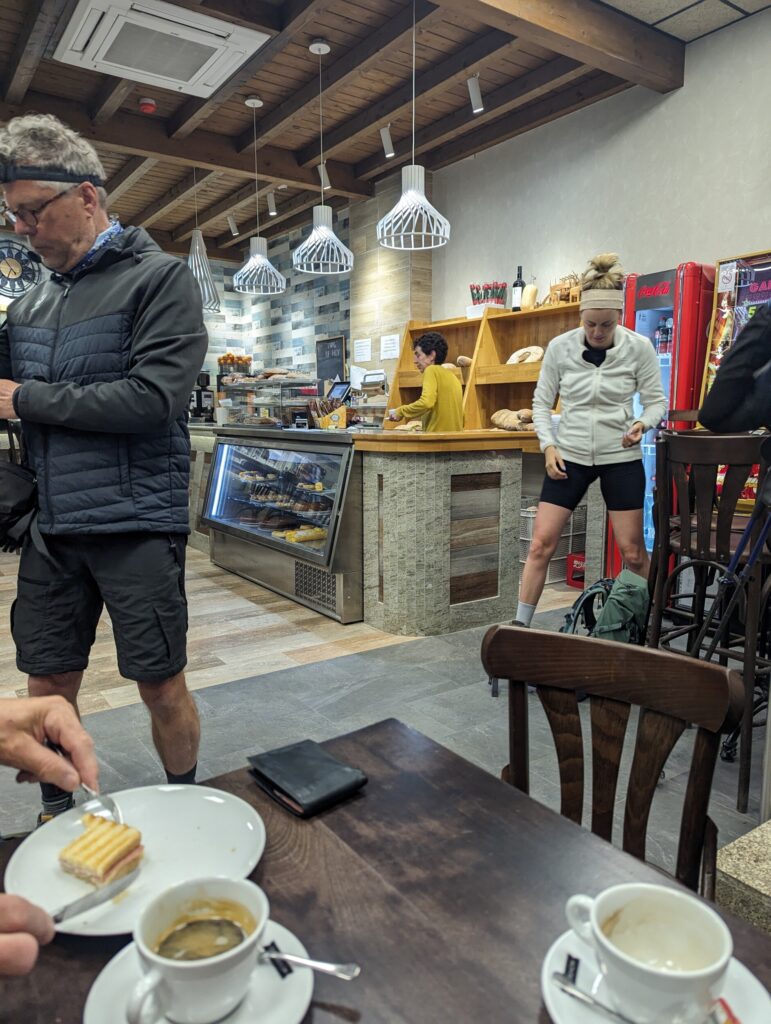 Net buiten Palas de Rei scoren we terwijl het nog donker is buiten ons ontbijtje Net buiten Palas de Rei scoren we terwijl het nog donker is buiten ons ontbijtje