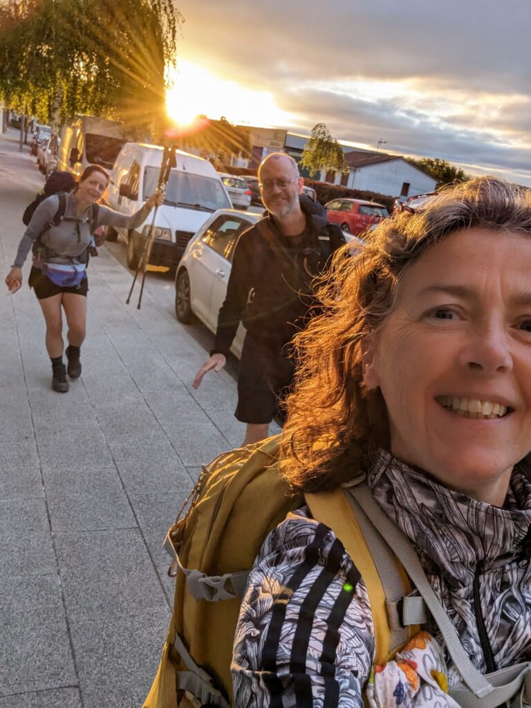 Wandelen op de Camino Frances - Spanje - Een frisse ochtend zon op de achtergrond Wandelen op de Camino Frances - Spanje - Een frisse ochtend zon op de achtergrond