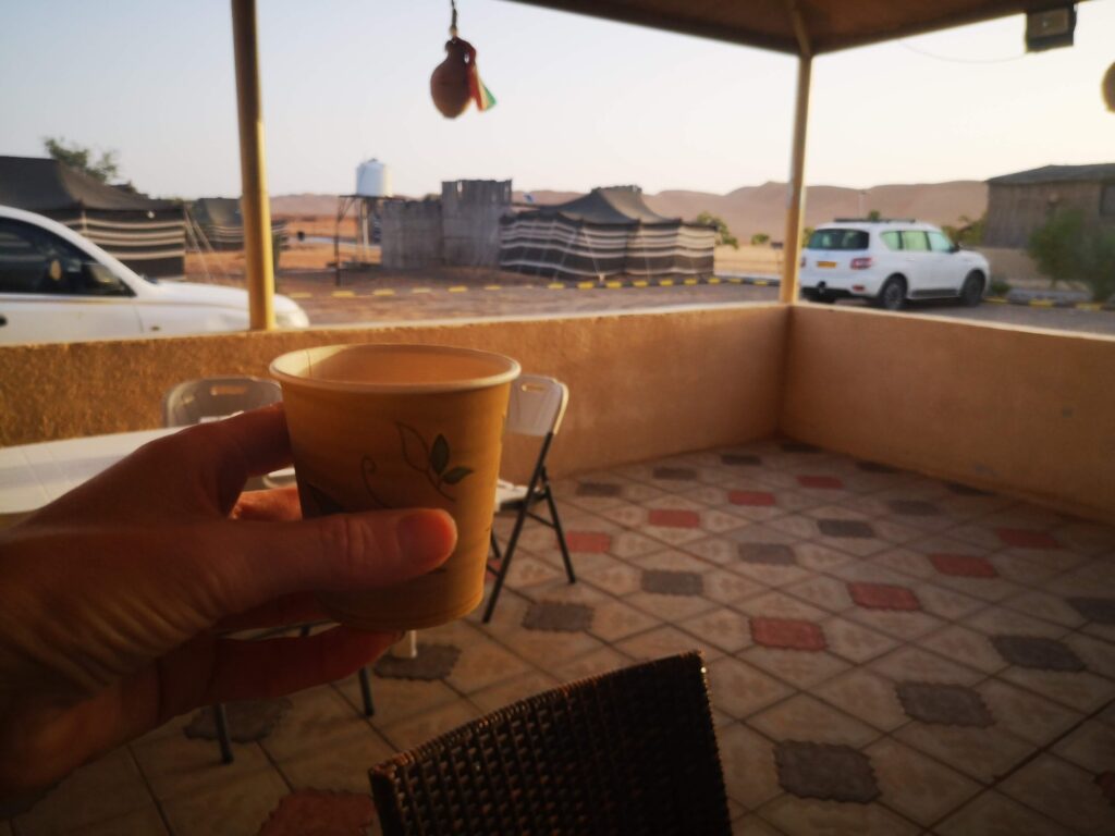 Wakker worden in de woestijn - bedoeienenkamp Wahiba Sands - Oman Wakker worden in de woestijn - bedoeienenkamp Wahiba Sands - Oman