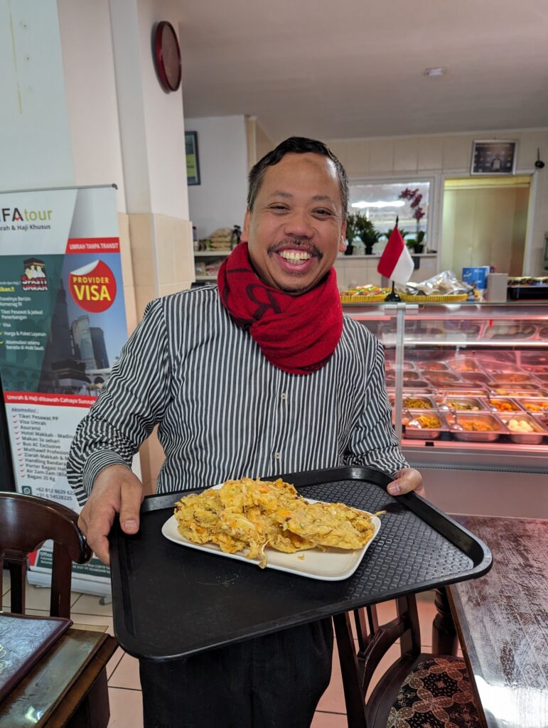 Toko Nusantara - Heerlijke Bakwan proeven tijdens de vegetarische Indonesische Foodtour - Den Haag Toko Nusantara - Heerlijke Bakwan proeven tijdens de vegetarische Indonesische Foodtour - Den Haag