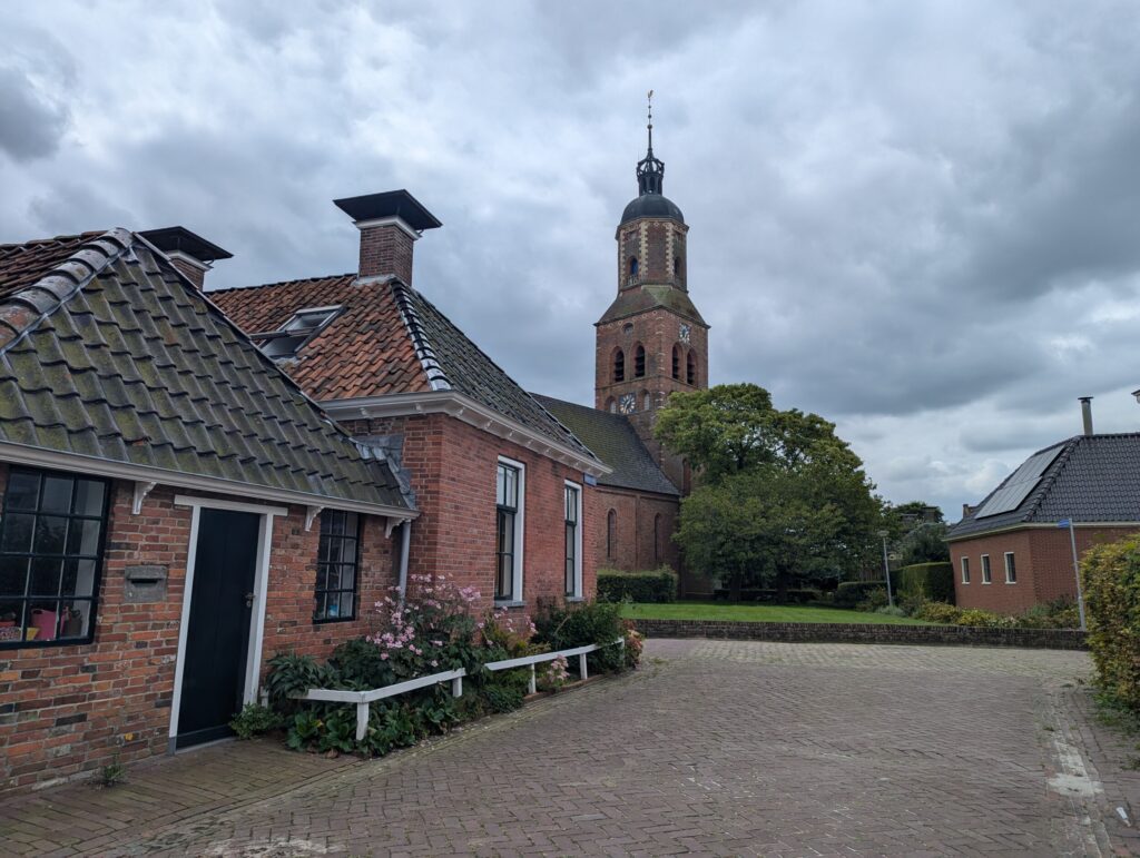 Zicht op de kerk in Eenrum - 10 dagen op het Pieterpad Zicht op de kerk in Eenrum - 10 dagen op het Pieterpad