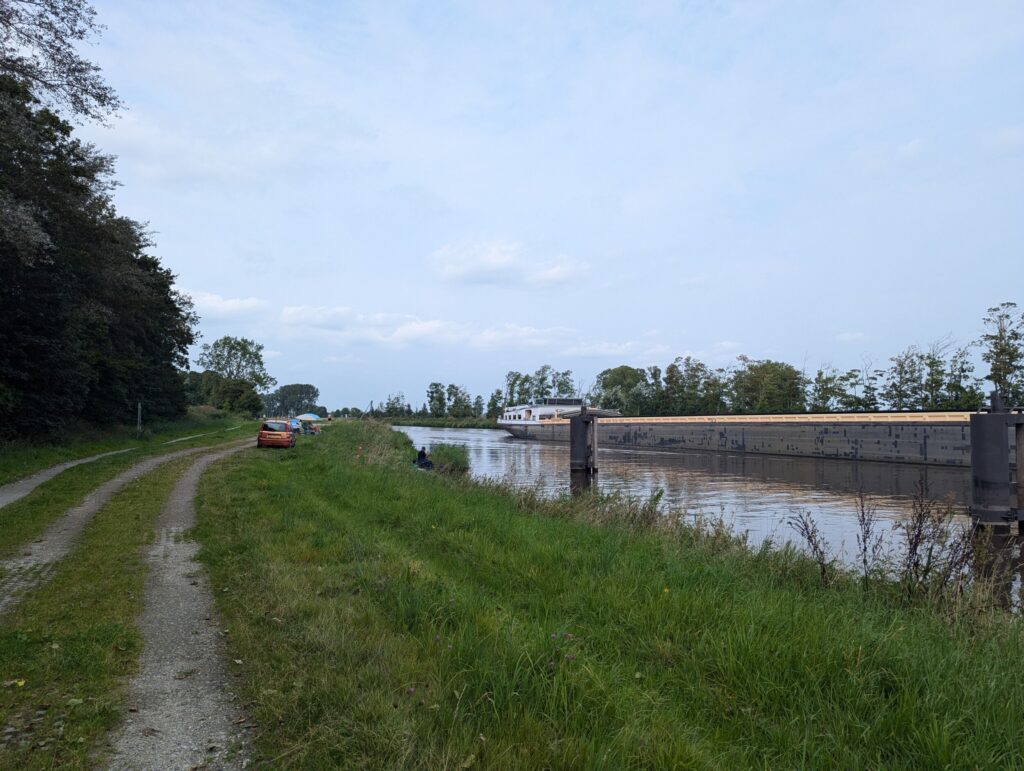 Lopend langs het Van Starkenborghkanaal na de Dorkwerdersluis - Pieterpad etappe 2 Lopend langs het Van Starkenborghkanaal na de Dorkwerdersluis - Pieterpad etappe 2