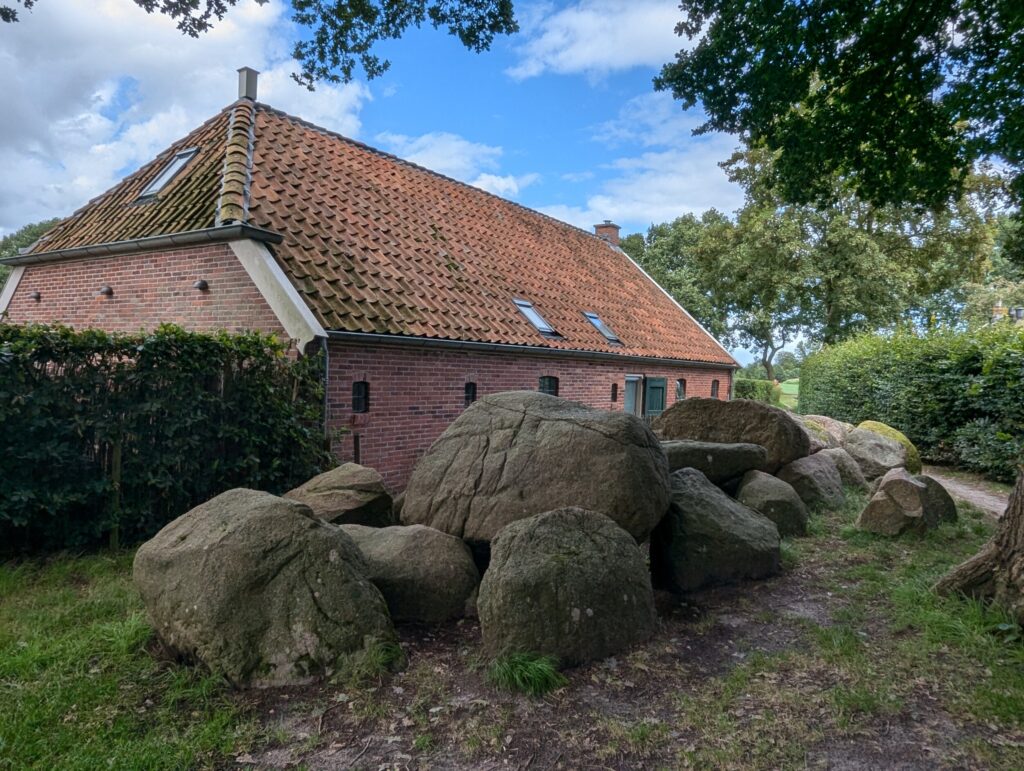 Hunebed D3 en D4 bij een boerderij in Midlaren - Pieterpad etappe 3 Hunebed D3 en D4 bij een boerderij in Midlaren - Pieterpad etappe 3