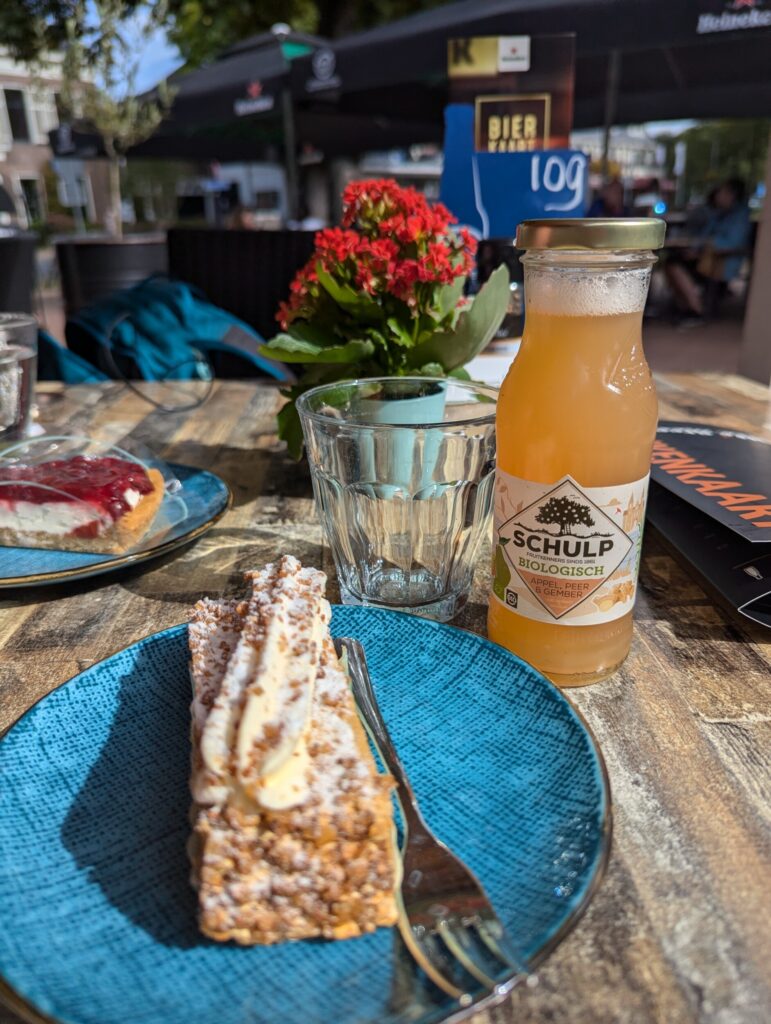 In Zuidlaren heerlijk op het terrasje nog even nagenieten met Jacoba van etappe 3 van het Pieterpad In Zuidlaren heerlijk op het terrasje nog even nagenieten met Jacoba van etappe 3 van het Pieterpad