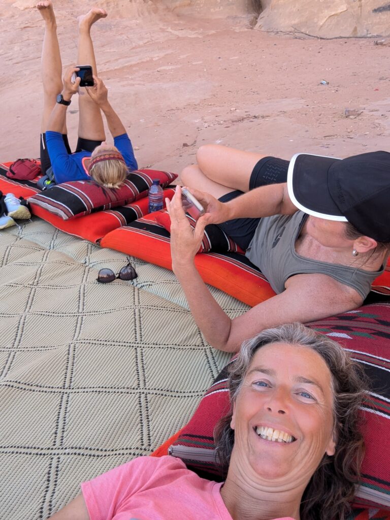 Voetjes even hoog, lekker uitrusten in de middagpauze tijdens de Jordan Trail Wandeling in de Wadi Rum - Jordanie Voetjes even hoog, lekker uitrusten in de middagpauze tijdens de Jordan Trail Wandeling in de Wadi Rum - Jordanie
